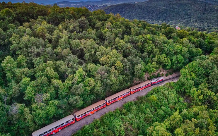 Mindannyiunk Gyermekvasútja és a páratlan környezet, ahol a vonatok kanyarognak immár 75 éve.