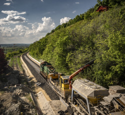 Zajlik a villamosítás.