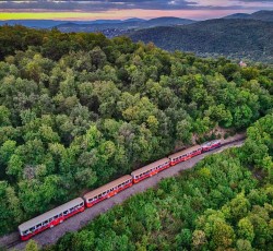 Mindannyiunk Gyermekvasútja és a páratlan környezet, ahol a vonatok kanyarognak immár 75 éve.