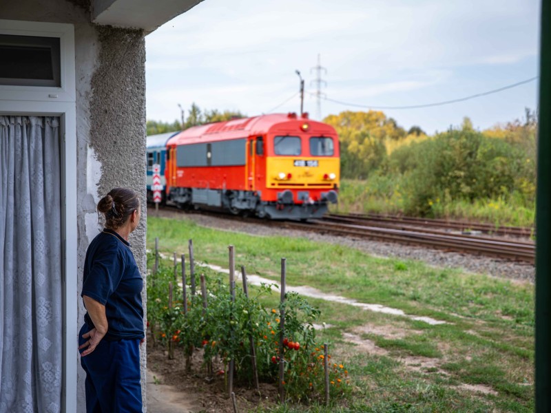 Csörgő vontatta szerelvény halad Nagykanizsa vasútállomásra. 